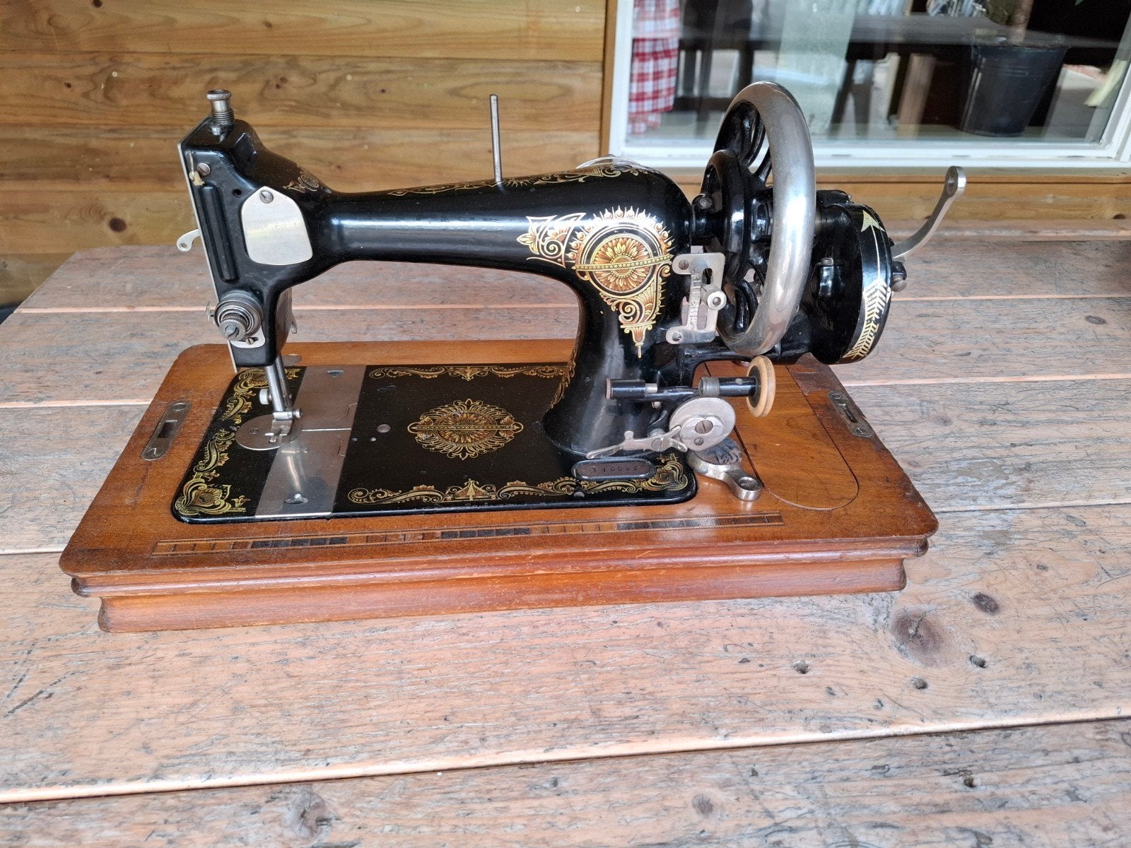 Mooie oude naaimachine met (opberg) kap, Ophalen
