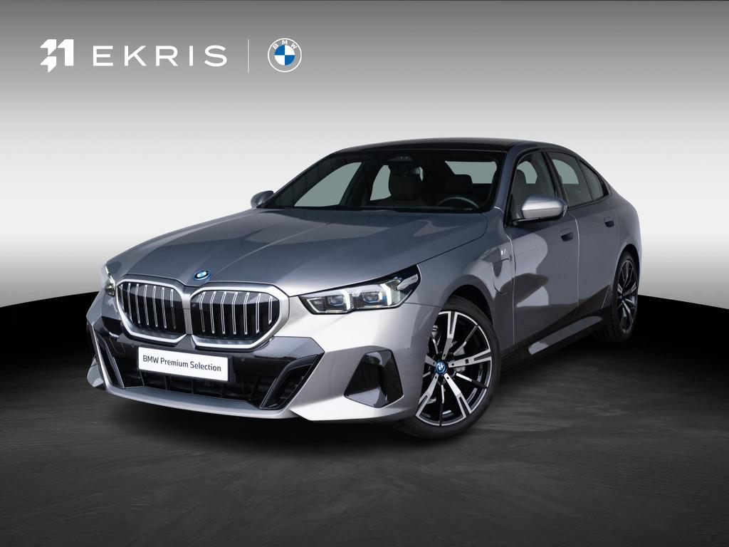 BMW 5 Serie Sedan 530e | M Sportpakket | Glazen Panoramadak, Auto's, Stof, 22 kWh, Met garantie (alle), Hybride Elektrisch/Benzine