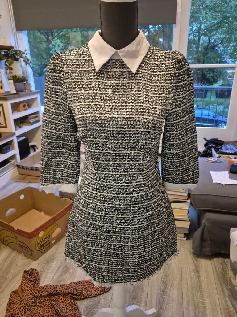 Chique tweed jurkje met witte kraag, Kleding | Dames, Jurken, Zwart, Ophalen of Verzenden, Maat 34 (XS) of kleiner, Boven de knie