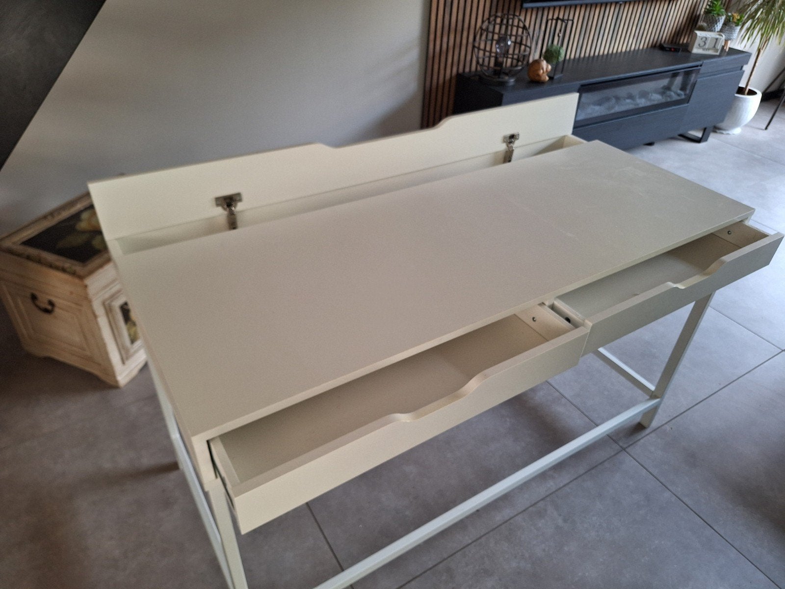 Bureau 131.5x60x77 cm met 2 lades en kabelgoot, Huis en Inrichting, Bureaus, Ophalen