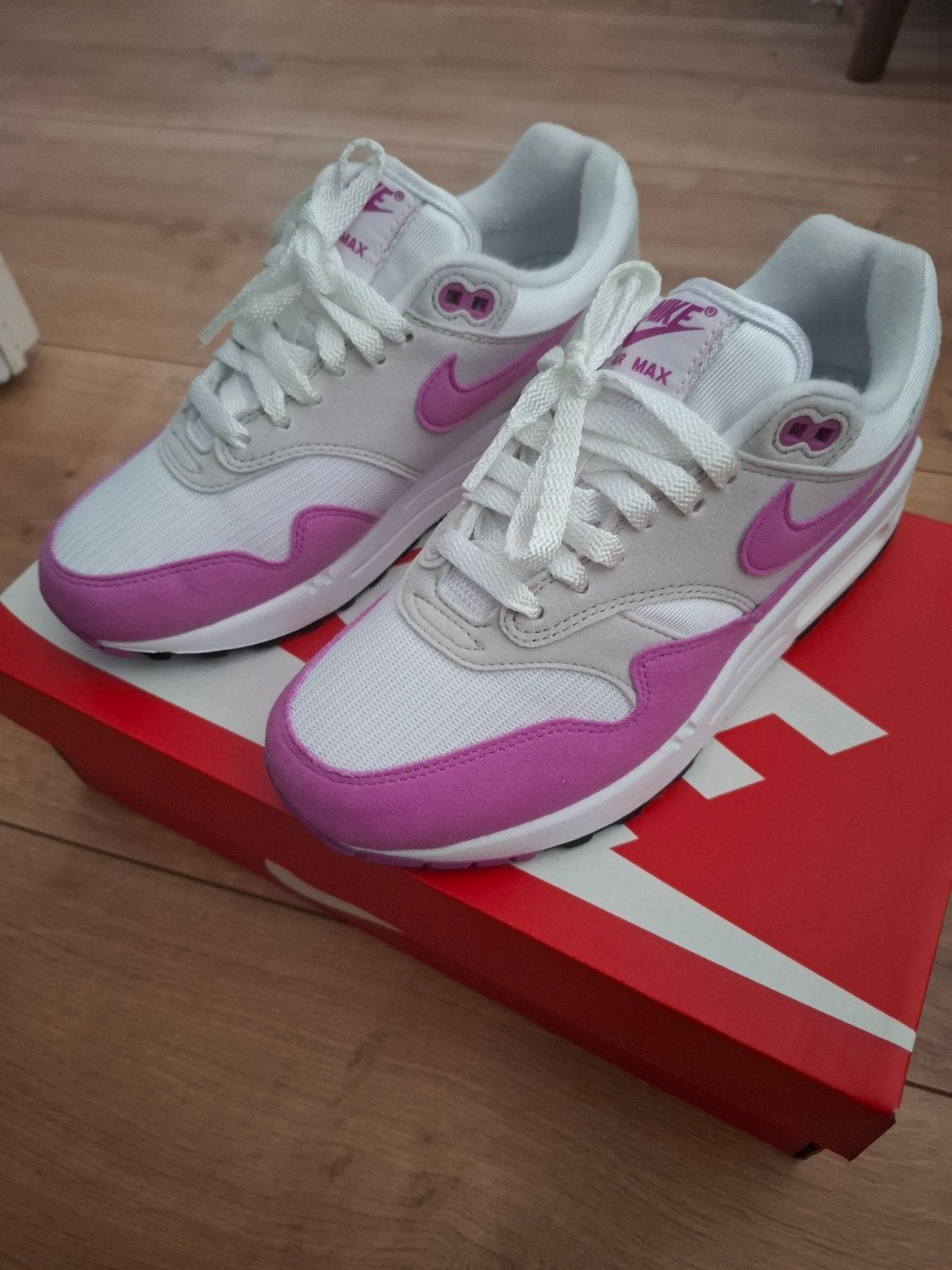 Nike air max 1 Neutral grey / fuchsia dream maat 37.5, Ophalen of Verzenden, Zo goed als nieuw, Roze, Sneakers of Gympen