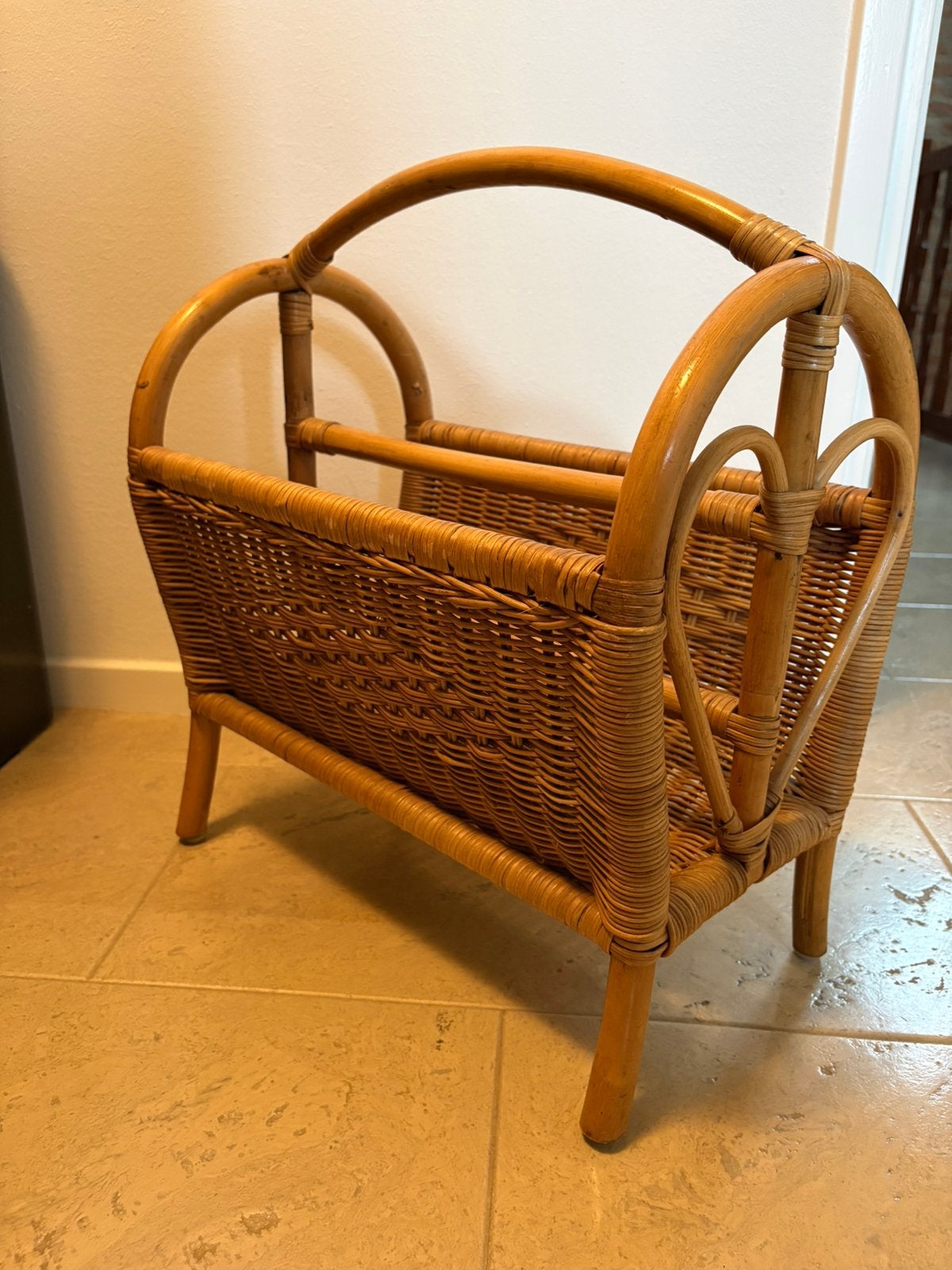 Vintage rotan lectuurmand, Huis en Inrichting, Woonaccessoires | Krantenbakken en Lectuurbakken, Ophalen, Met handvat, Gebruikt
