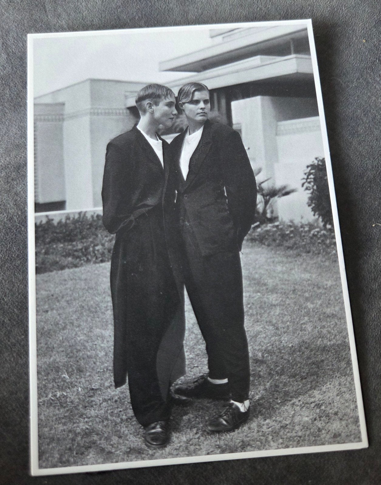 Twee androgyne personen in pak - Bradford Branson, Verzamelen, Verzenden, 1980 tot heden, Ongelopen, Overige thema's