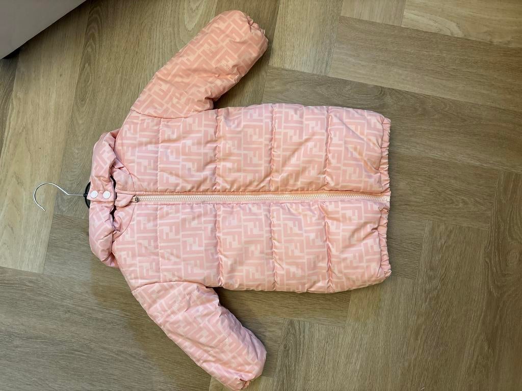 Fendi meisjes jas - Roze met FF-logo - Maat 24 maanden, Ophalen of Verzenden, Zo goed als nieuw, Meisje