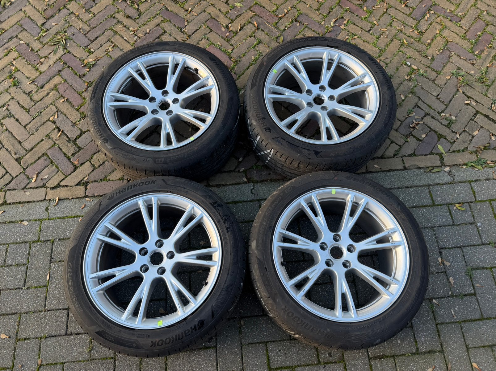 Origineel Tesla Model Y Gemini velgen set + banden 255/45R19, Auto-onderdelen, 255 mm, Banden en Velgen, Winterbanden, Personenwagen