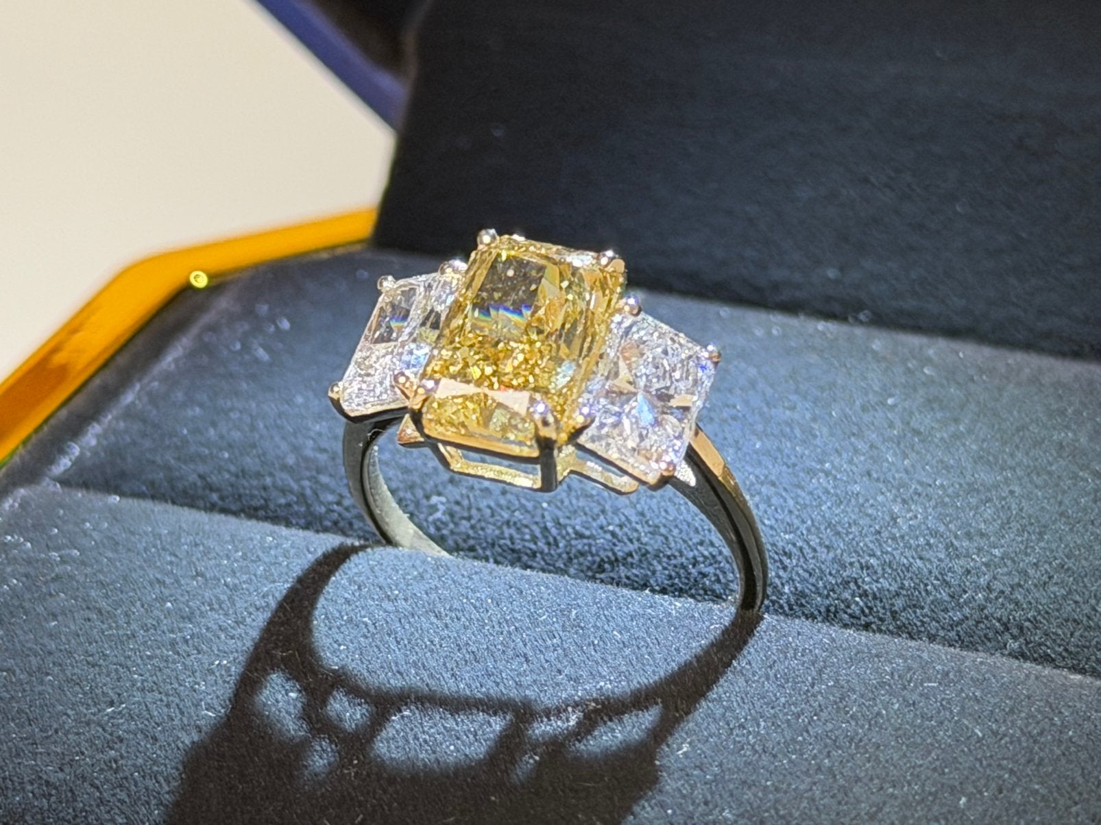 Gouden ring met fancy yellow diamant 5.06ct! retail €7500!, Geel, Nieuw, Ophalen of Verzenden, 17 tot 18