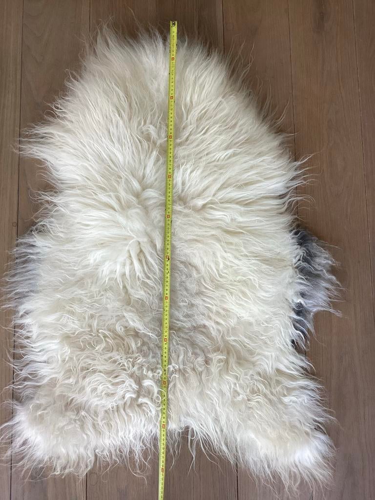 Twee schapenvachten kleedjes wit/grijs - 110 cm lang, Huis en Inrichting, Ophalen of Verzenden, Zo goed als nieuw