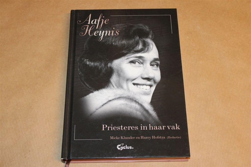 Aafje Heynis — Priesteres in haar Vak — Incl. CD, Ophalen of Verzenden, Zo goed als nieuw, Artiest