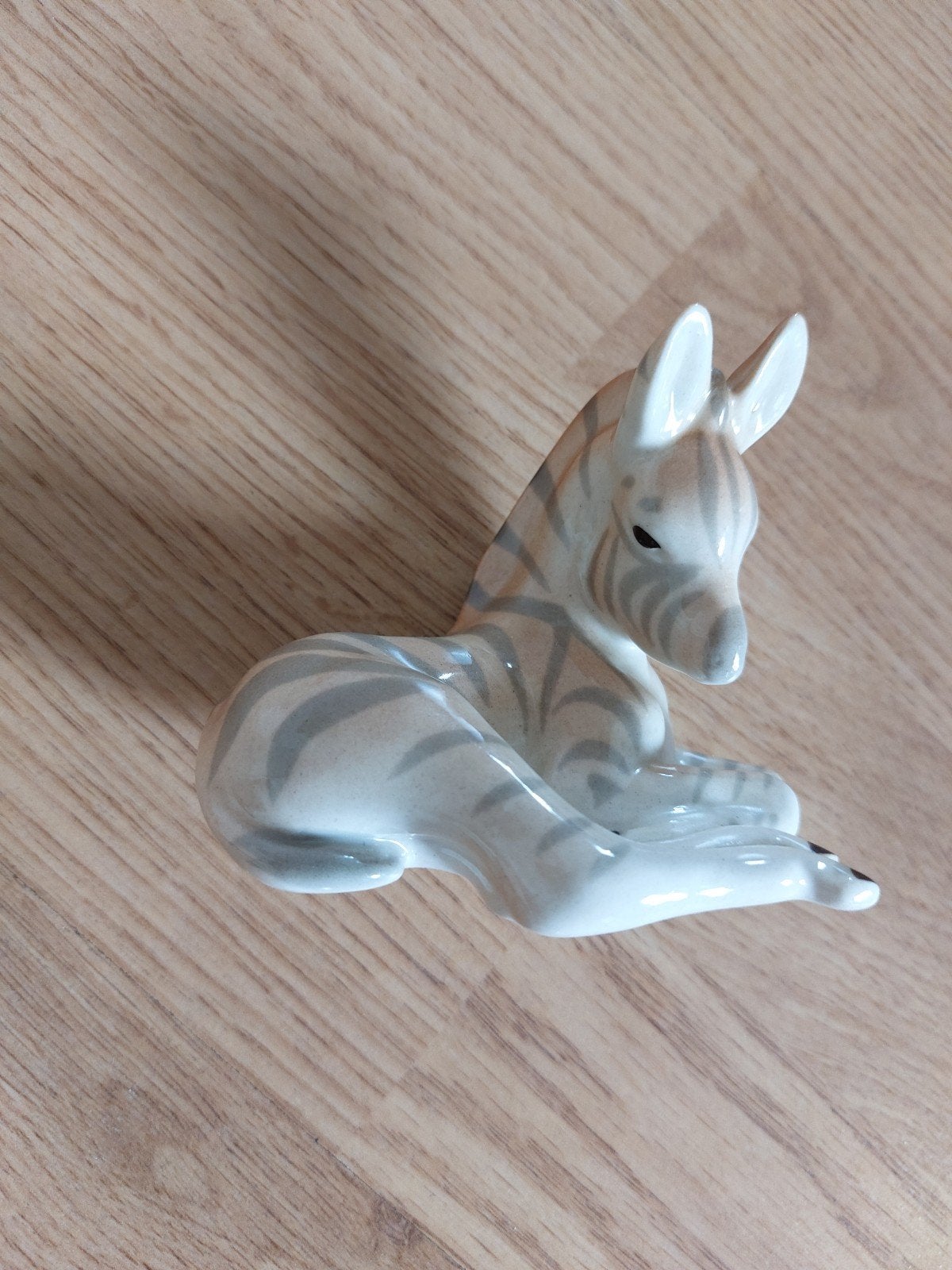 Schattig keramisch zebra beeldje - Liggend veulen, Verzenden, Zo goed als nieuw, Dier