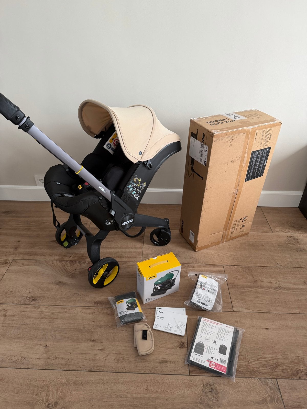 Doona i autostoel met Isofix base en accessoires, Autogordel of Isofix, Zijbescherming, Zo goed als nieuw, 0 t/m 13 kg