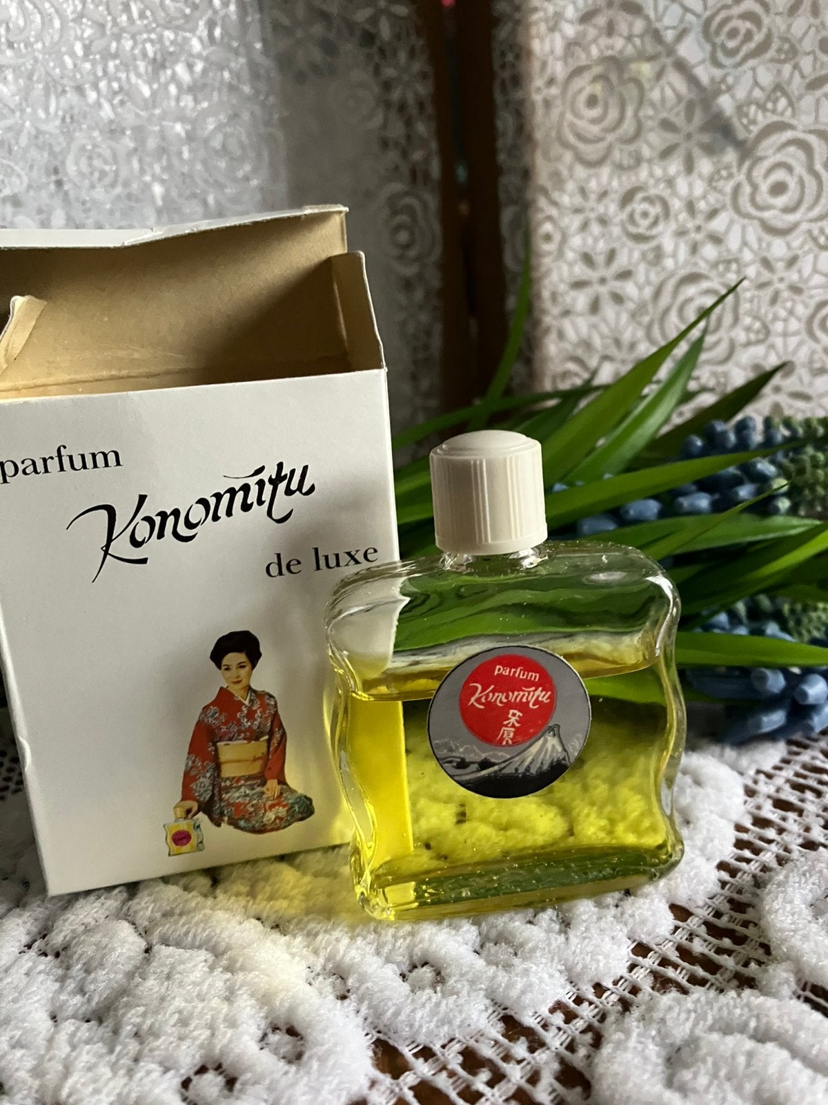 Mini vintage flesje parfum Konomitu de luxe, Ophalen of Verzenden, Parfumfles, Gevuld