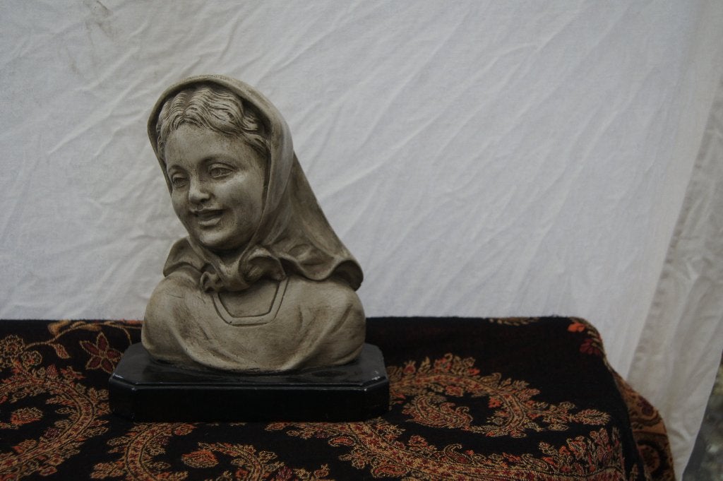 Vintage Buste van Meisje met Hoofddoek op Sokkel, Antiek en Kunst, Gips, Buste, Ophalen of Verzenden, 20 - 50 cm
