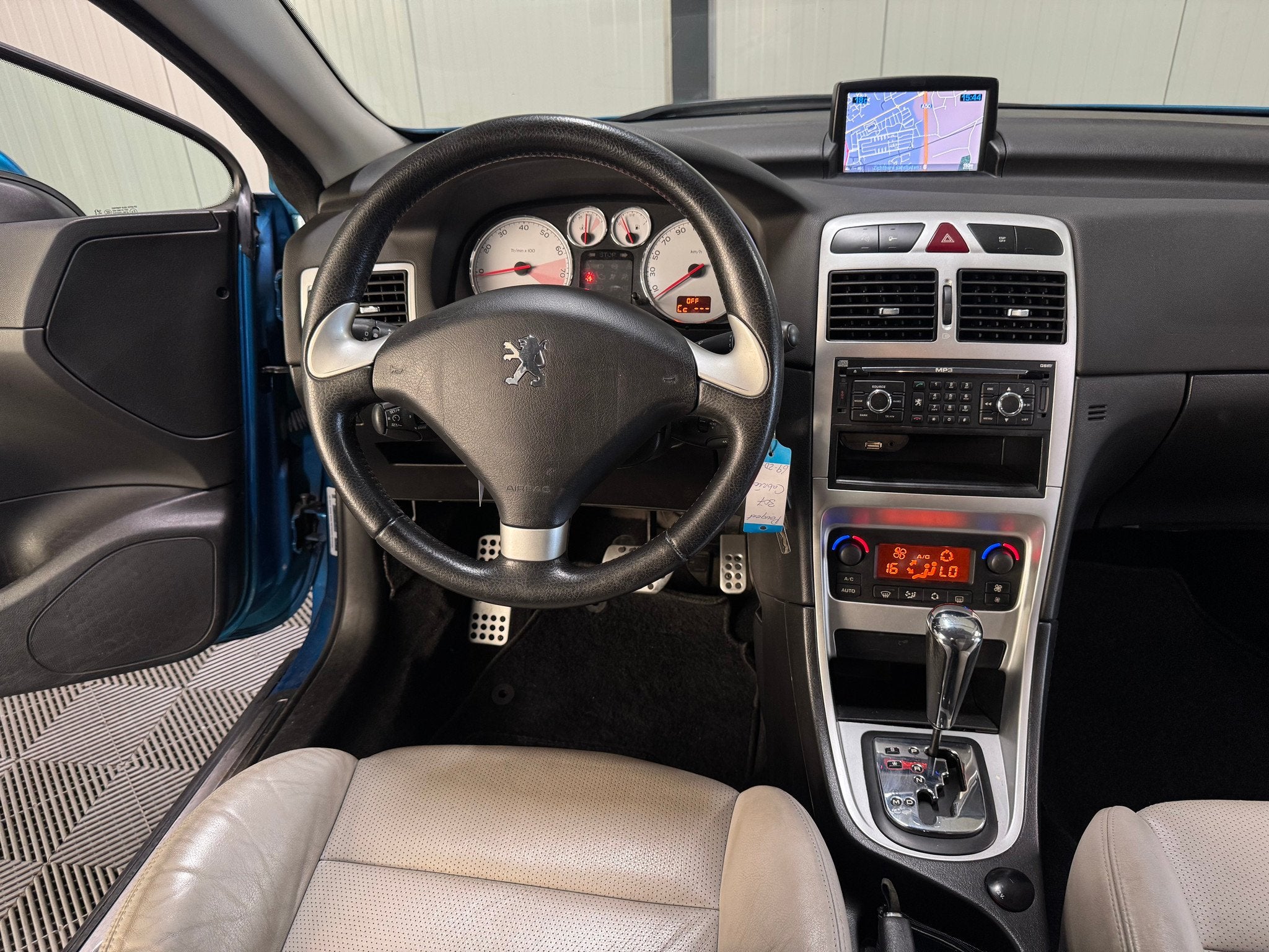 Peugeot 307 CC 2.0-16v Aut | Airco-Ecc | Cruise | Leer | Nav, Auto's, Electronic Stability Program (ESP), Gebruikt, 4 cilinders