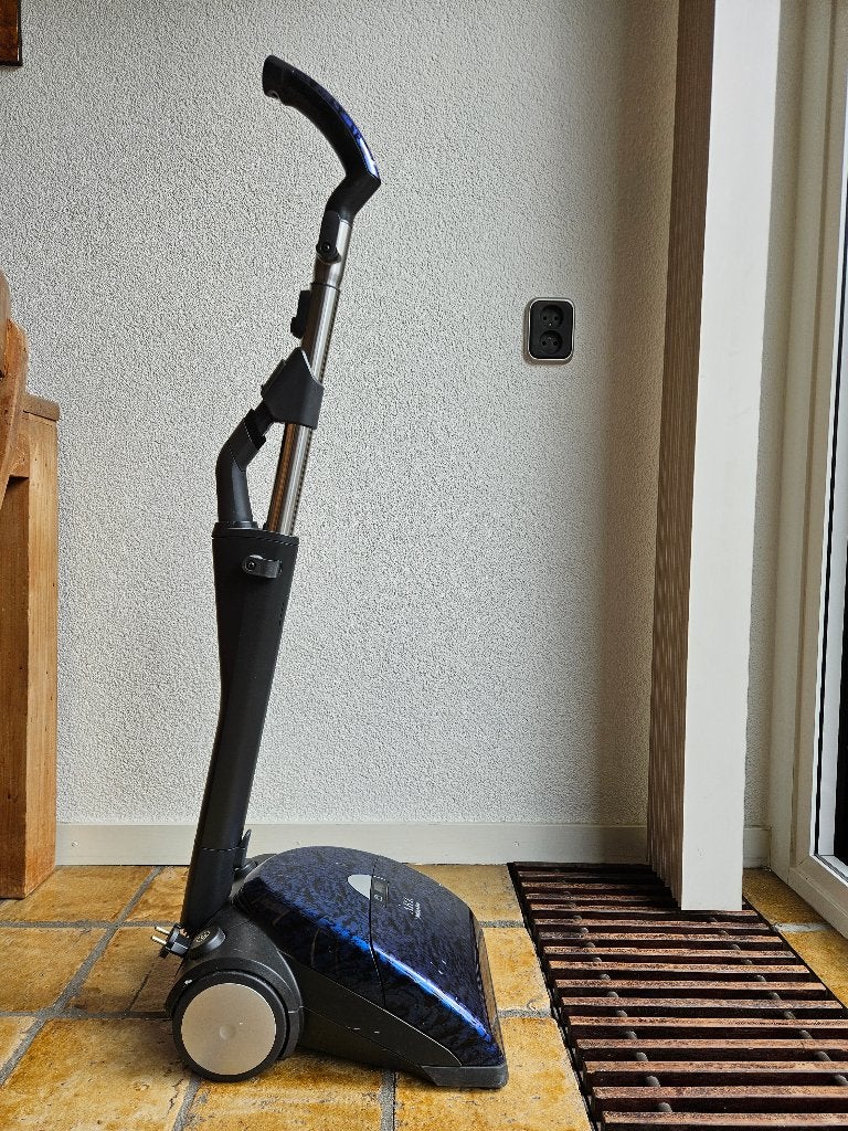 Miel design (steel)stofzuiger - weinig gebruikt, een koopje, Gebruikt, Miele, Inclusief accessoires, Minder dan 1200 watt