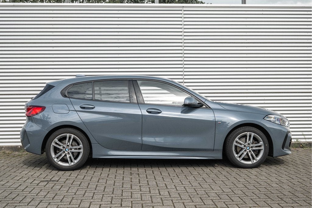 BMW 1 Serie 118i M Sport Automaat / Sportstoelen / Comfort A, Auto's, BMW, 136 pk, Gebruikt, Met garantie (alle), Leder en Stof
