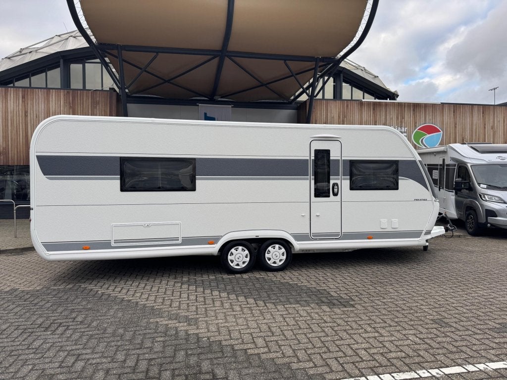 Hobby Prestige 660 WFC 2026 BLACKLINE ACTIE!!!!, Caravans en Kamperen, Standaardzit, Bedrijf, 6 tot 7 meter, Tot en met 4