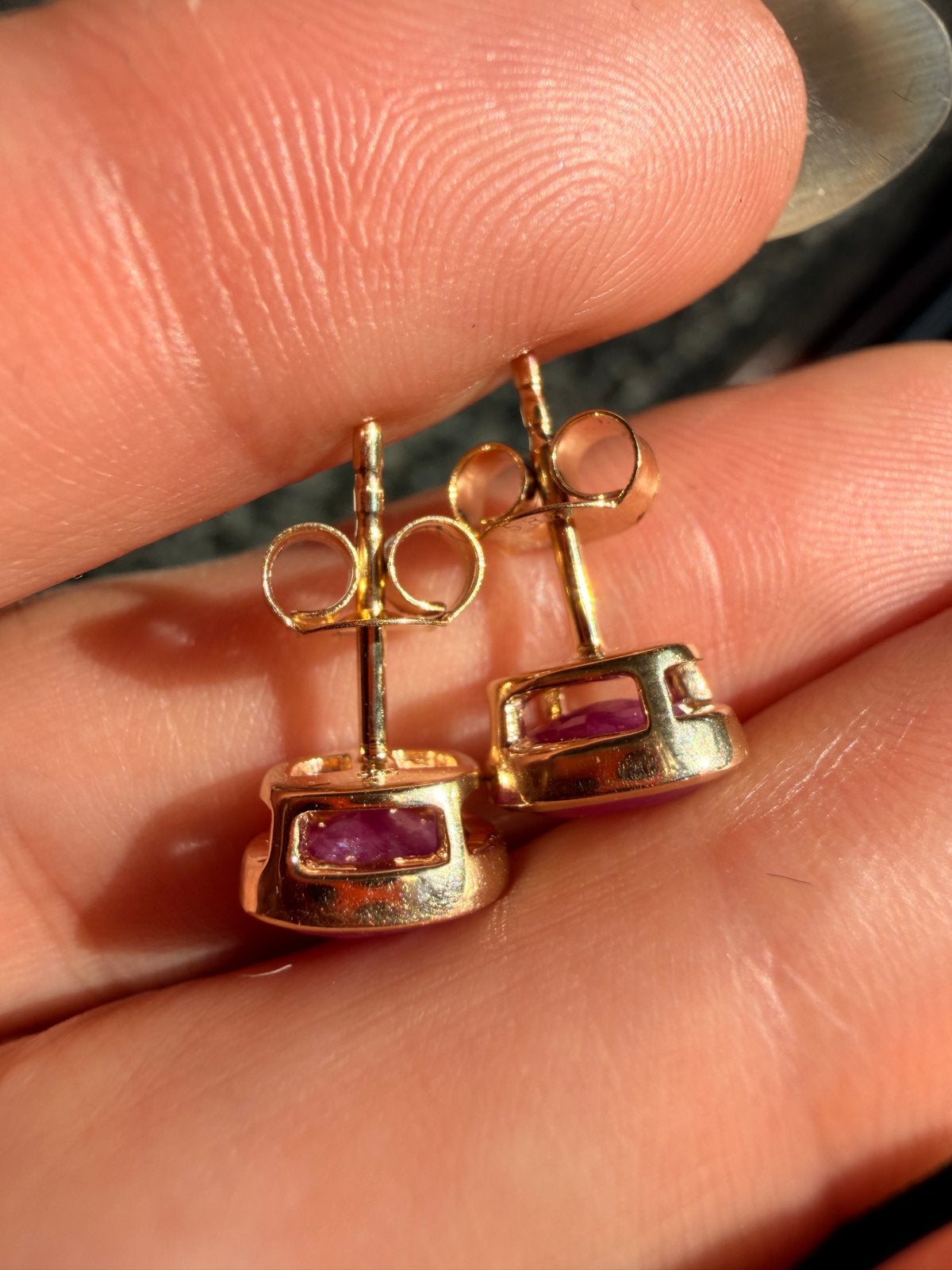 14k Geelgouden Oorbellen met 1.7ct Robijn, 2.34g, Gebruikt, Ophalen of Verzenden, Met edelsteen, Knopjes of Stekers