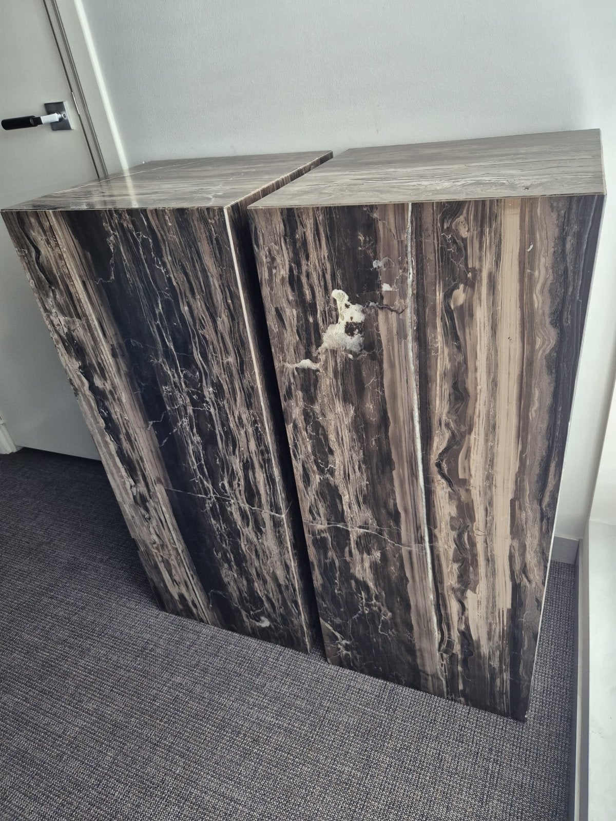 Set van 2 marmeren nieuwe zuilen/sokkels - Bruin/Zwart, Huis en Inrichting, Ophalen, Overige materialen, Minder dan 55 cm, Gebruikt