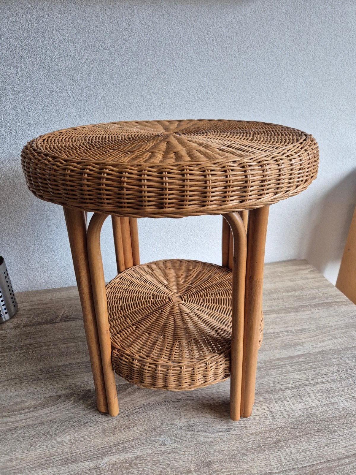 Rotan bijzettafel met opbergruimte, Huis en Inrichting, Overige materialen, Minder dan 55 cm, Rond, Zo goed als nieuw