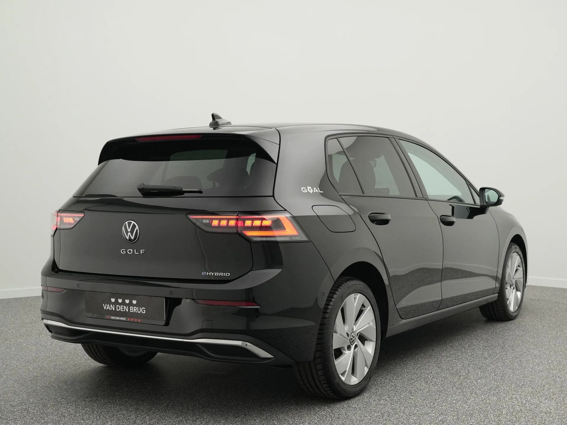 Volkswagen Golf 1.5 eHybrid 204pk Life Edition (bj 2025), 4 cilinders, Zwart, Plug-in hybride, Bedrijf