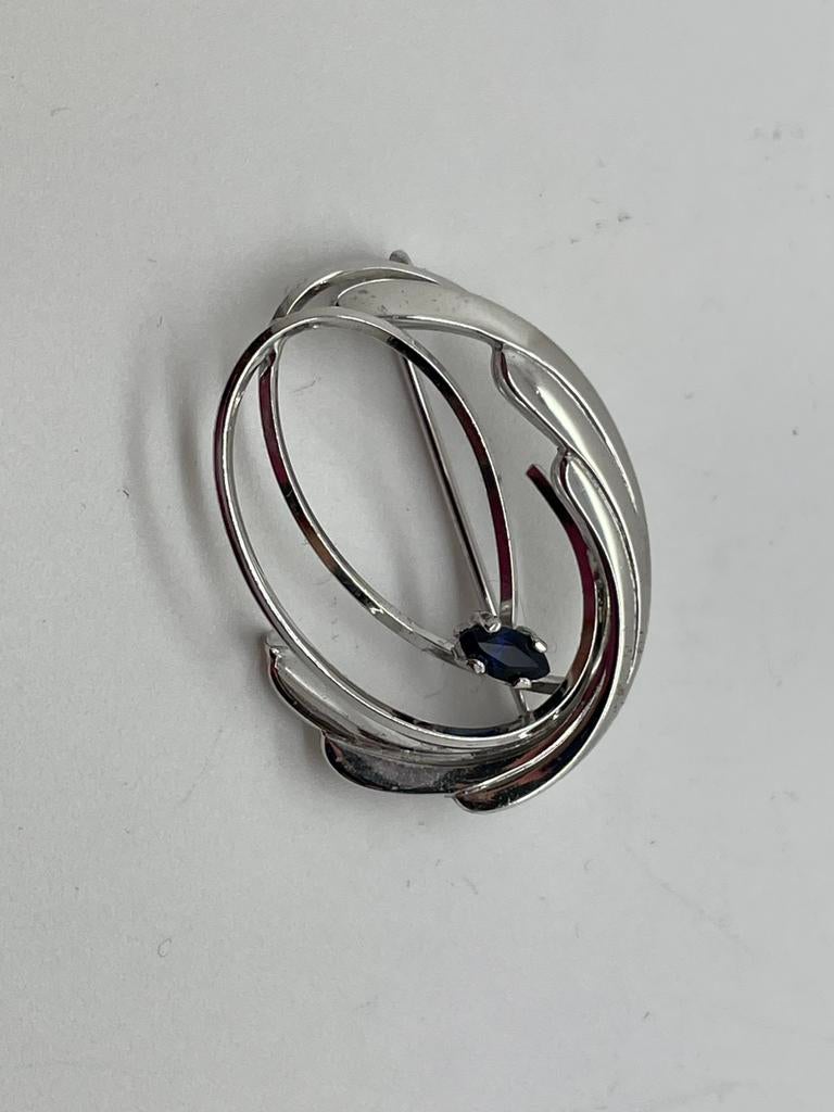 D413 Prachtige zilveren K&L broche met blauwe saffier, Ophalen of Verzenden, Zilver, Broche, Met edelsteen