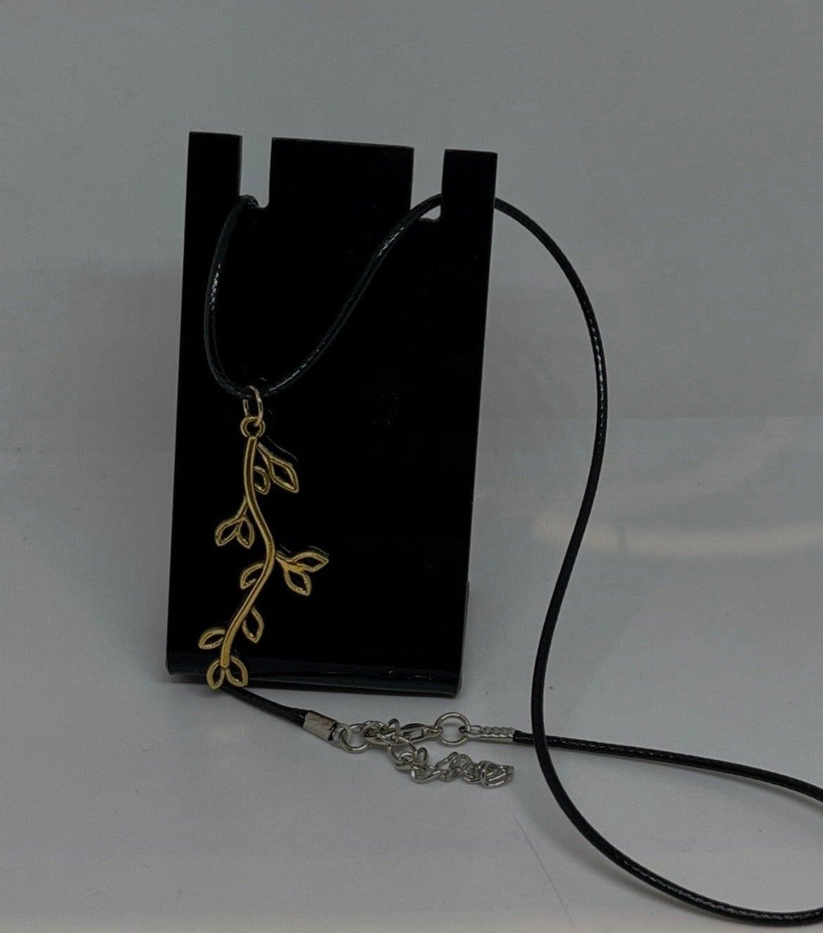 Zwarte ketting met goudkleurige wilgentak hanger, nieuw, Zwart, Nieuw, Ophalen of Verzenden, Overige materialen