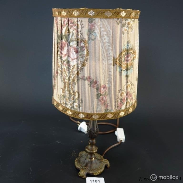 Online Veiling: Tafellamp op klassieke messing lampvoet