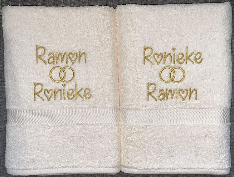 Handdoeken geborduurd met namen (huwelijkscadeau), Ophalen of Verzenden, Nieuw, Overige kleuren, Handdoek