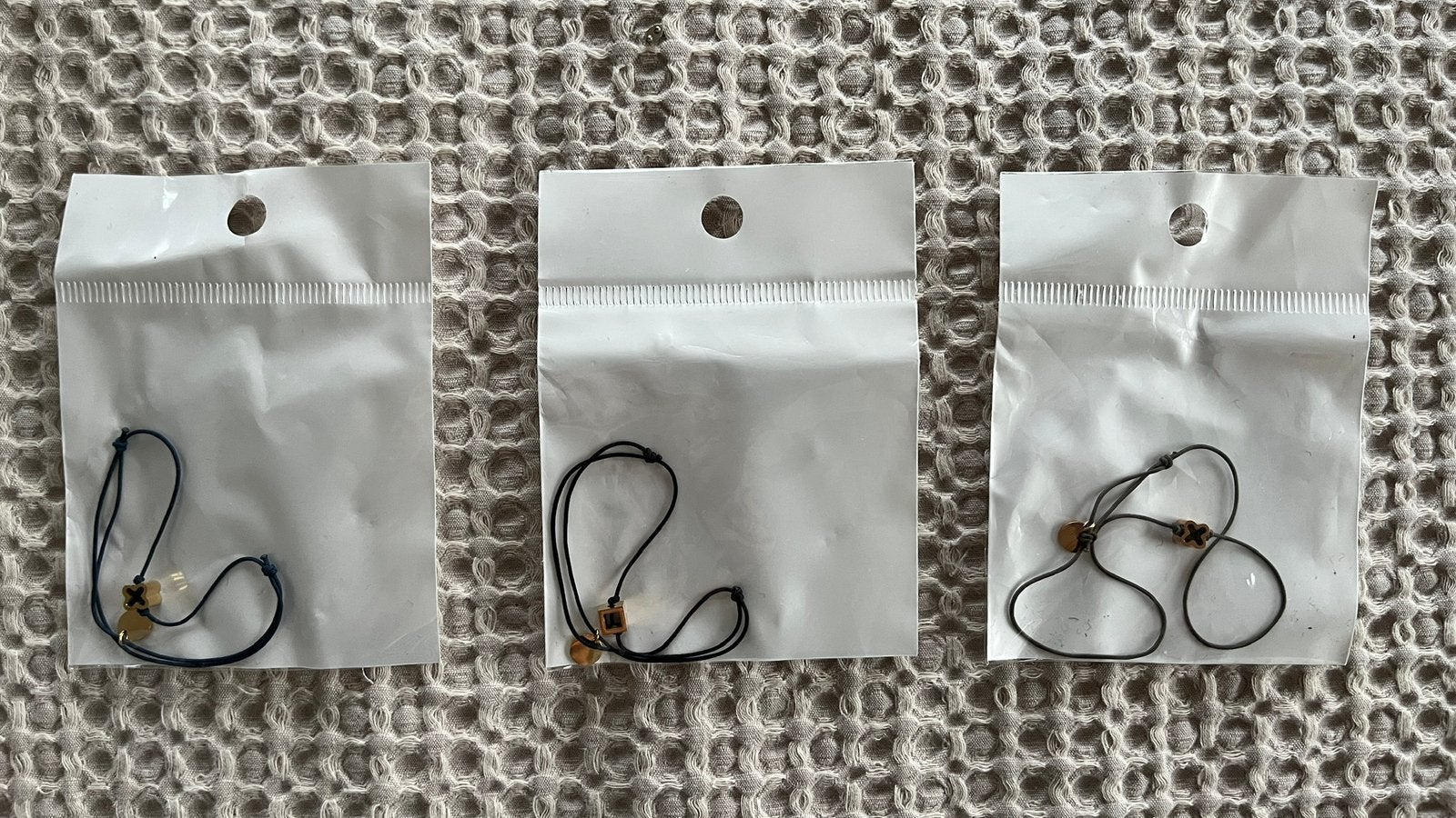 3 Nieuw Verstelbare Armbandjes - Goud / Koperkleurige Bedels, Staal, Nieuw, Ophalen of Verzenden, Met bedels of kralen