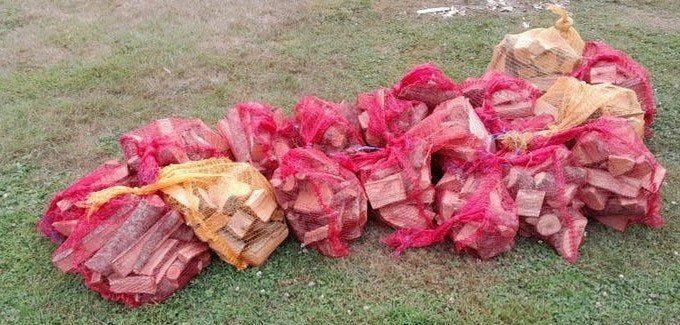 16 zakken brandhout., Minder dan 3 m³, Ophalen, Eikenhout, Blokken