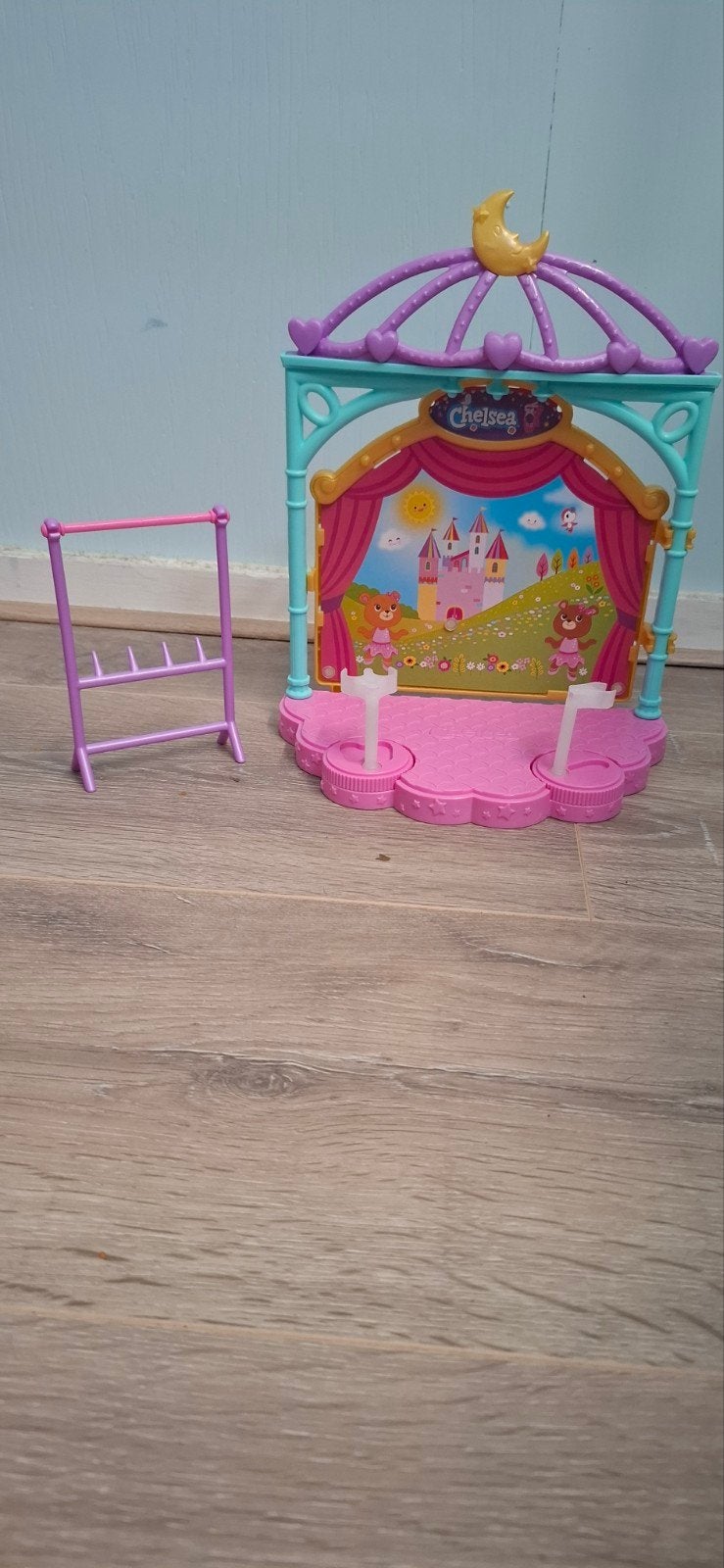 Chelsea Barbie Poppenhuis/Podium, Kinderen en Baby's, Speelgoed | Poppen, Ophalen