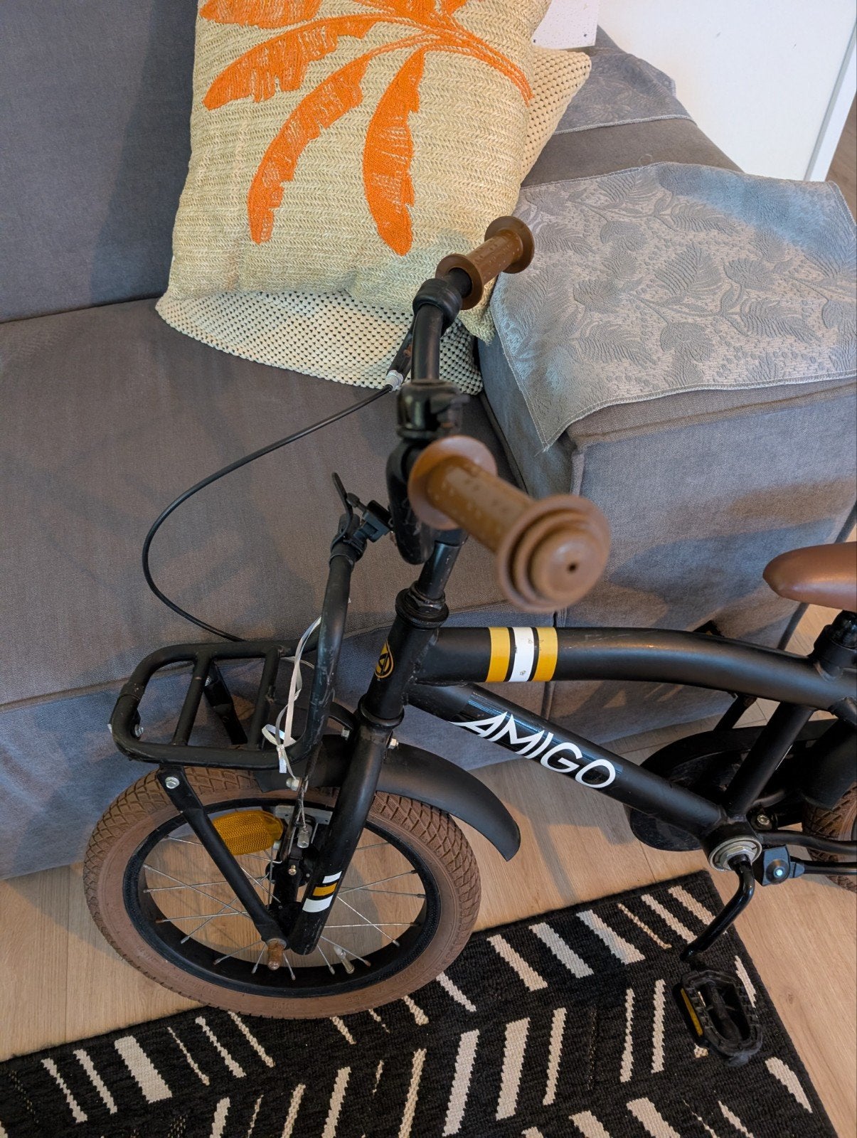 Amigo Kinderfiets 16 inch - Zwart met bruin zadel, Fietsen en Brommers, Terugtraprem, Gebruikt, Ophalen of Verzenden, Minder dan 16 inch