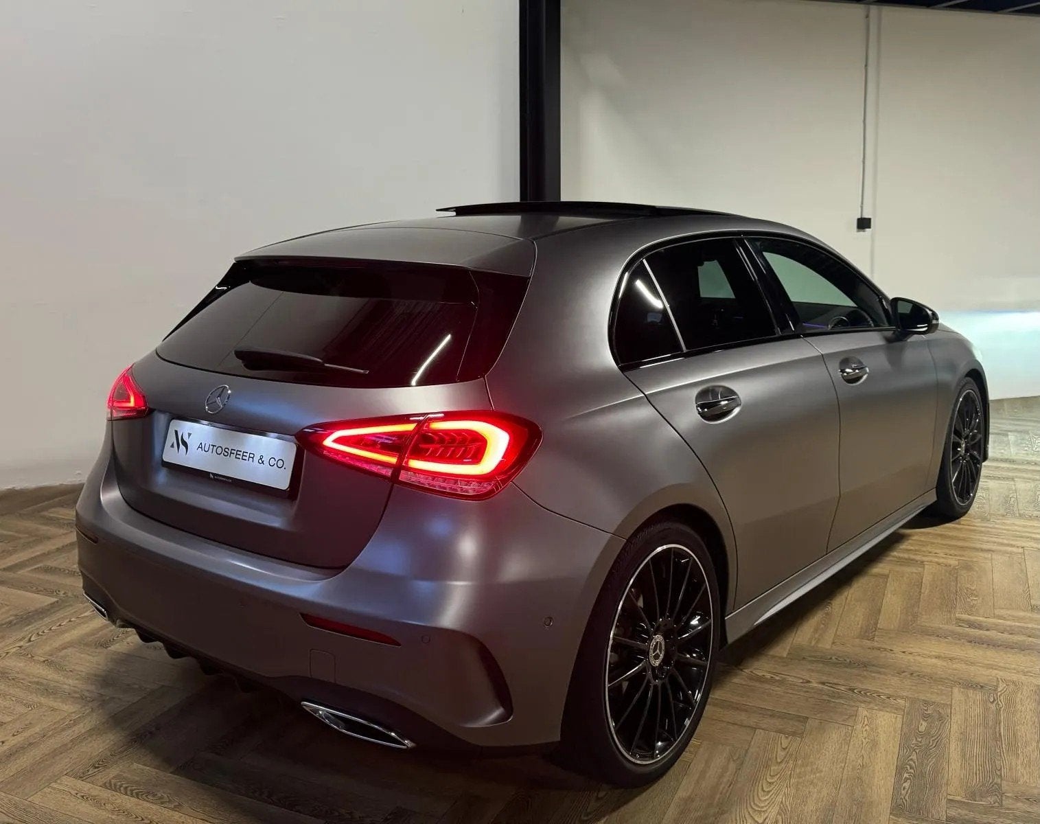 Mercedes-Benz A-klasse 180 AMG Line PANO MEMORY VOL!, Automaat, Gebruikt, Zwart, 4 cilinders