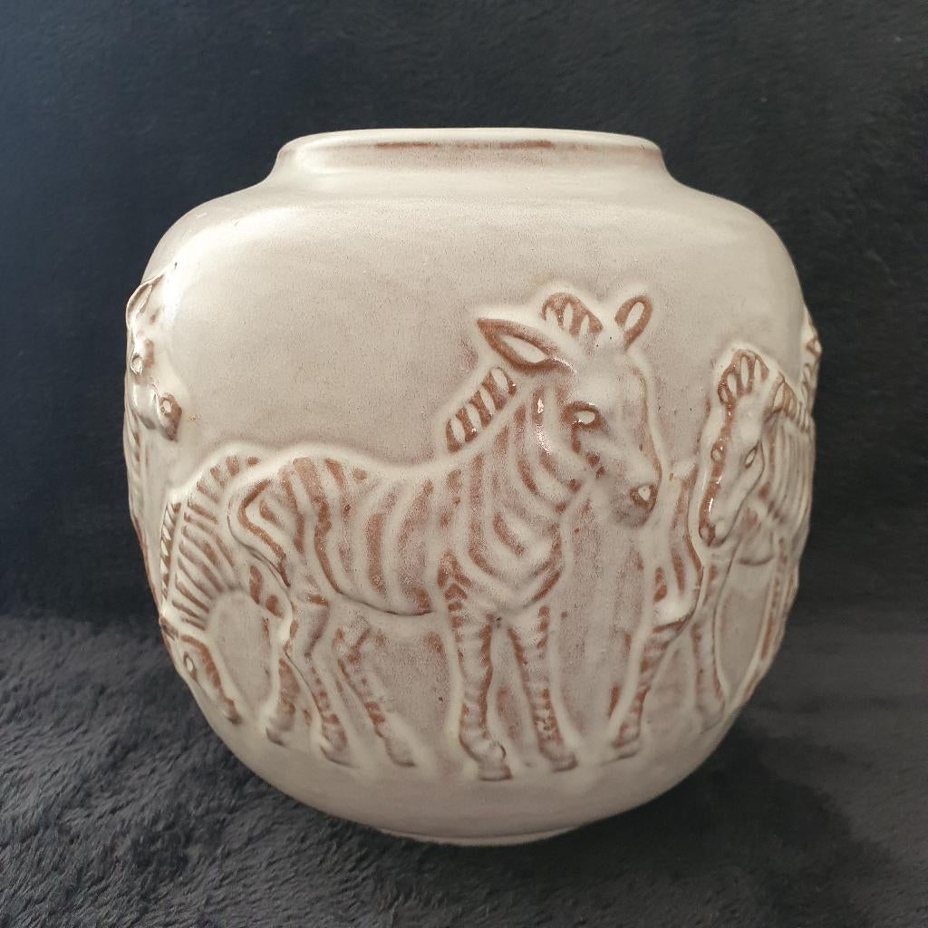 Mobach - vaas met zebras in reliëf - 216, Antiek en Kunst, Ophalen of Verzenden
