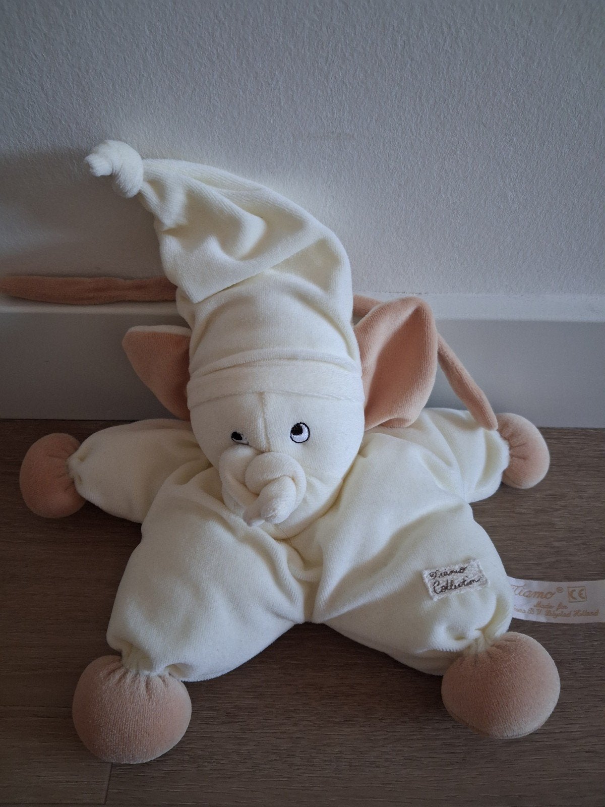 Knuffel muziekdoosje Tiamo olifant beige L1754, Ophalen of Verzenden, Zo goed als nieuw, Olifant