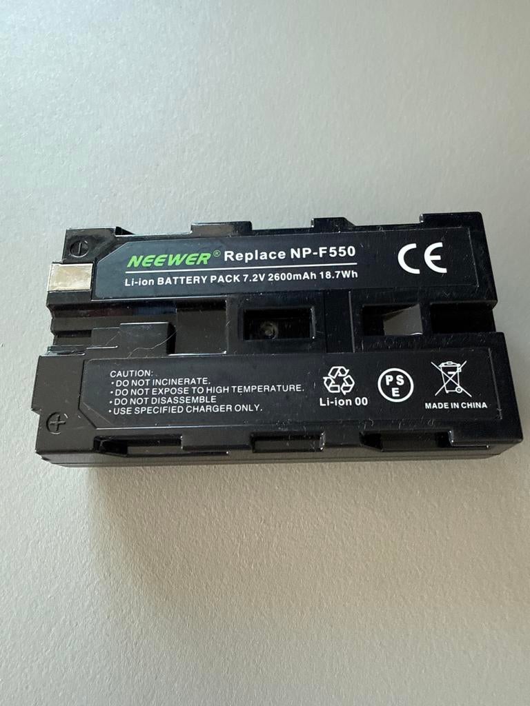 Neewer NP-F550 Li-ion Batterij 7.2V 2600mAh, Ophalen of Verzenden, Zo goed als nieuw, Oplaadbaar