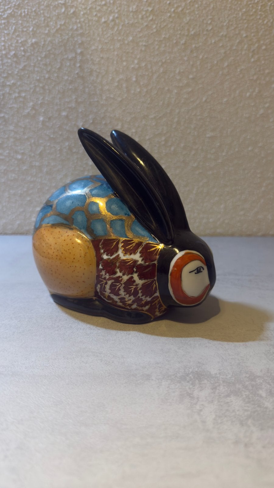 Prachtig konijn beeldje handbeschilderd met goud, blauw, Antiek en Kunst, Meerkleurig, Ophalen of Verzenden, Steen/keramiek, 15 cm