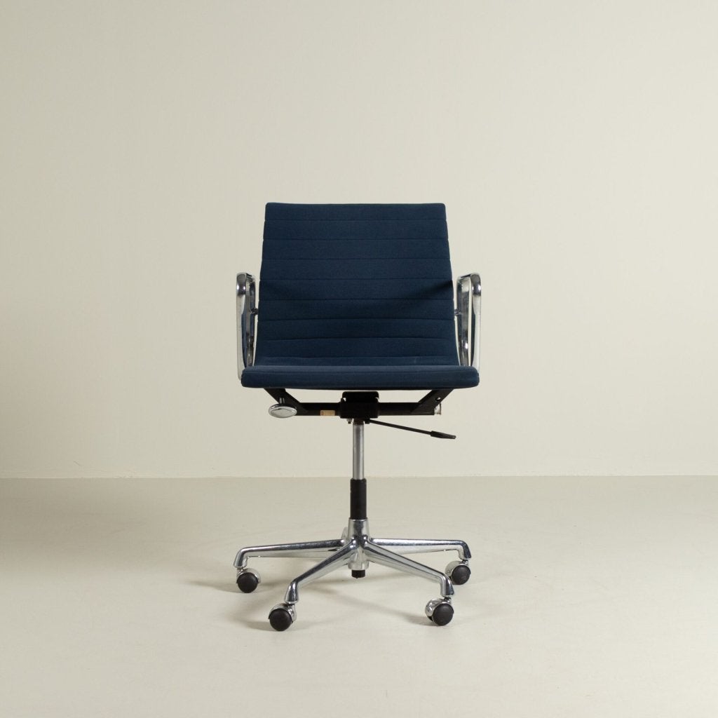 Vitra Eames EA117 Bureaustoel Blauw Stof - Chroom, Niet ingevuld, Blauw, Niet ingevuld, Zo goed als nieuw