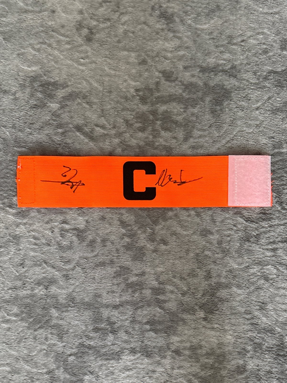 Gesigneerde Aanvoerdersband, Sport en Fitness, Voetbal, Maat M, Ophalen of Verzenden, Nieuw, Clubaccessoires