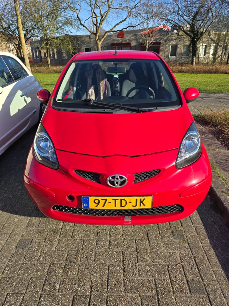 Toyota Aygo 1.0 12V Vvt-i 5DRS MMT 2006 Rood, Stof, Zwart, 4 stoelen, 68 pk