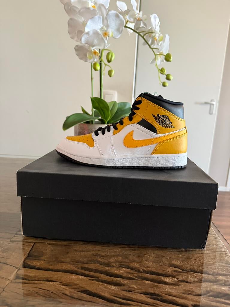 Jordan 1 Mid University Gold 40, Kleding | Heren, Schoenen, Nieuw, Overige kleuren, Ophalen of Verzenden