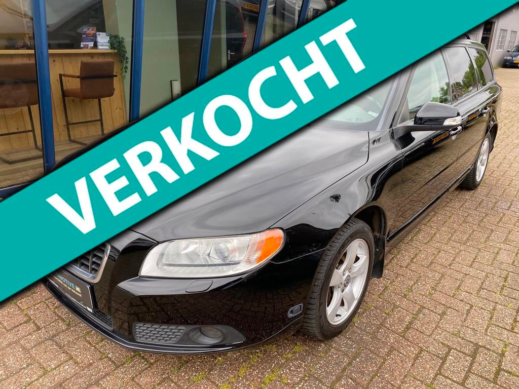 Volvo V70 2.5FT Momentum Automaat H.LEER / XENON / TREKHAAK, Gebruikt, Zwart, Traction-control, Leder en Stof