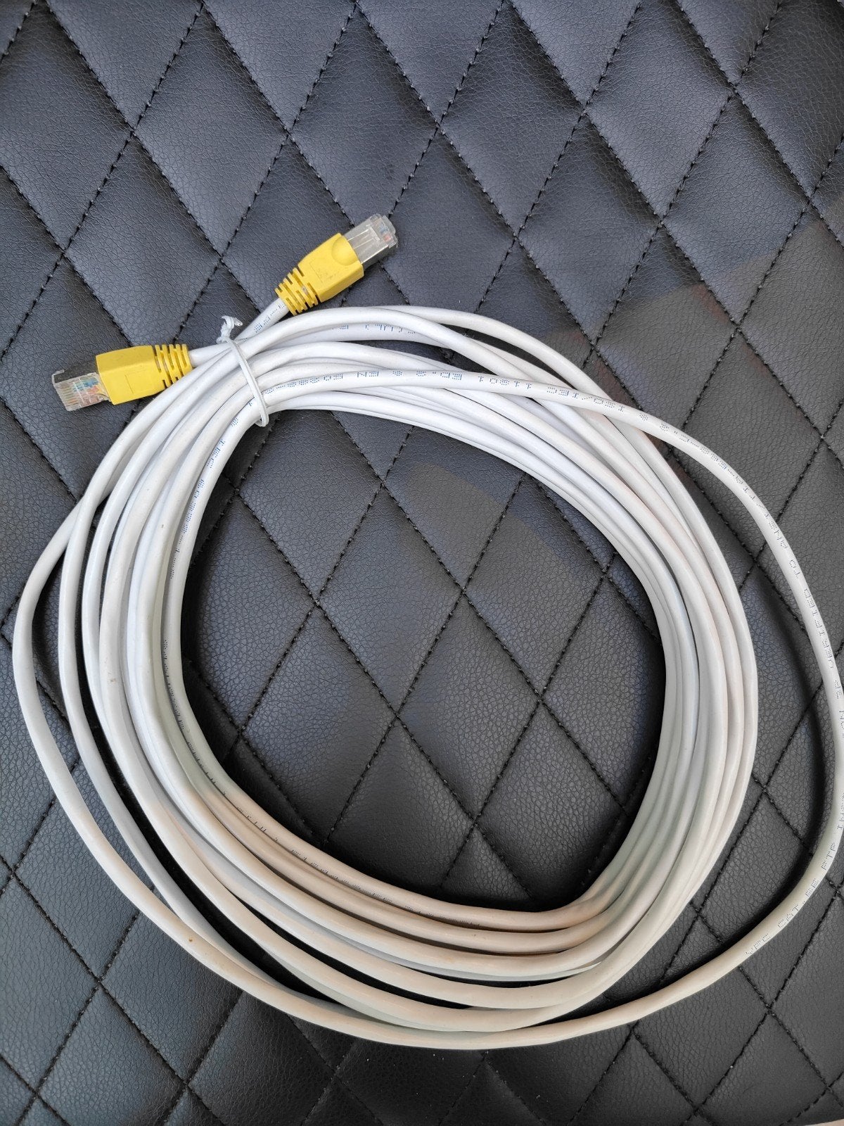 Witte Ethernetkabel met Gele Connectoren, Computers en Software, Ophalen of Verzenden, Nieuw