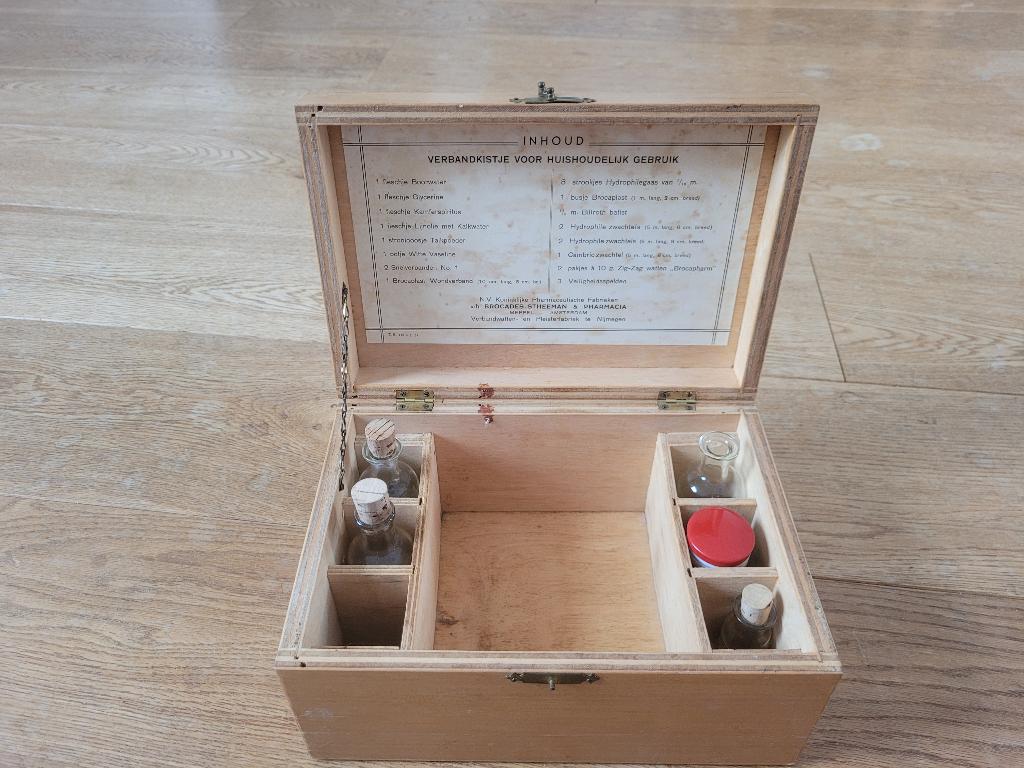 Antiek Brocades Medicijnkistje - Mei 1937 - Unieke Labels, Antiek en Kunst, Ophalen