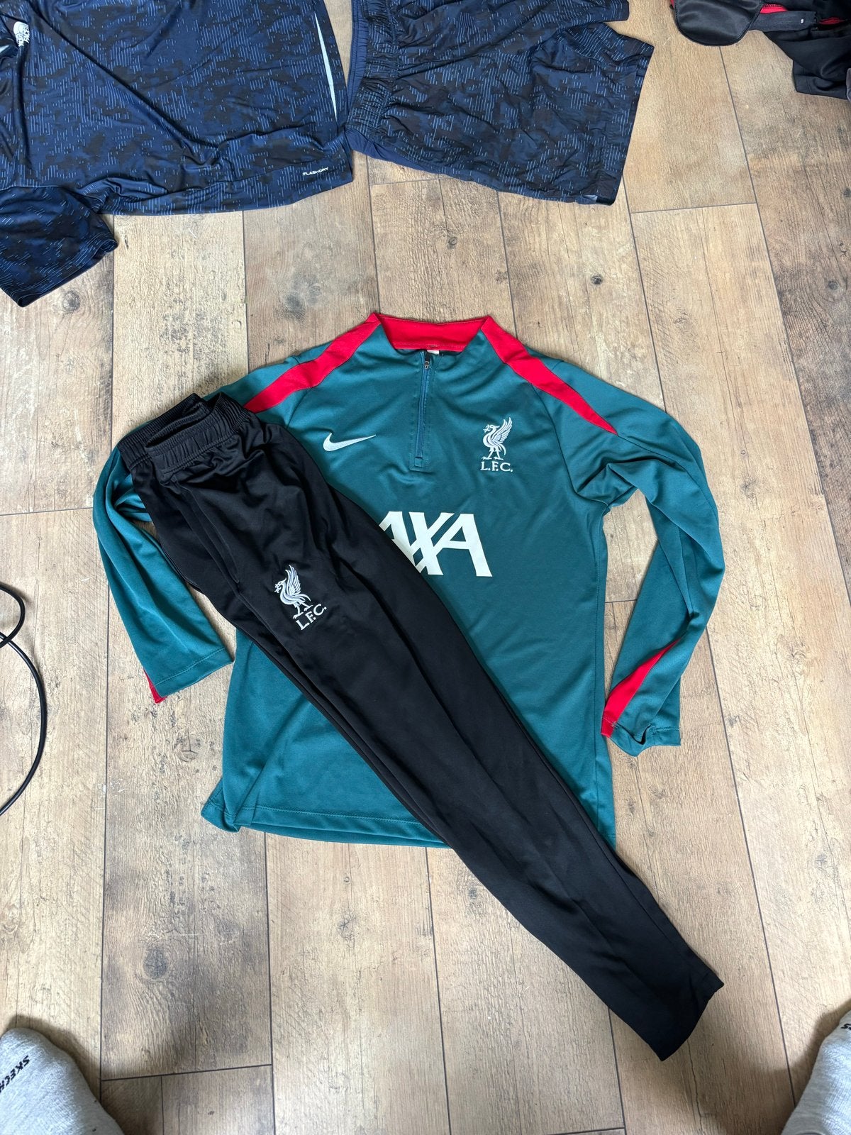 Liverpool trainingspak maat M, Ophalen of Verzenden, Zo goed als nieuw, Voetbal, Meerkleurig