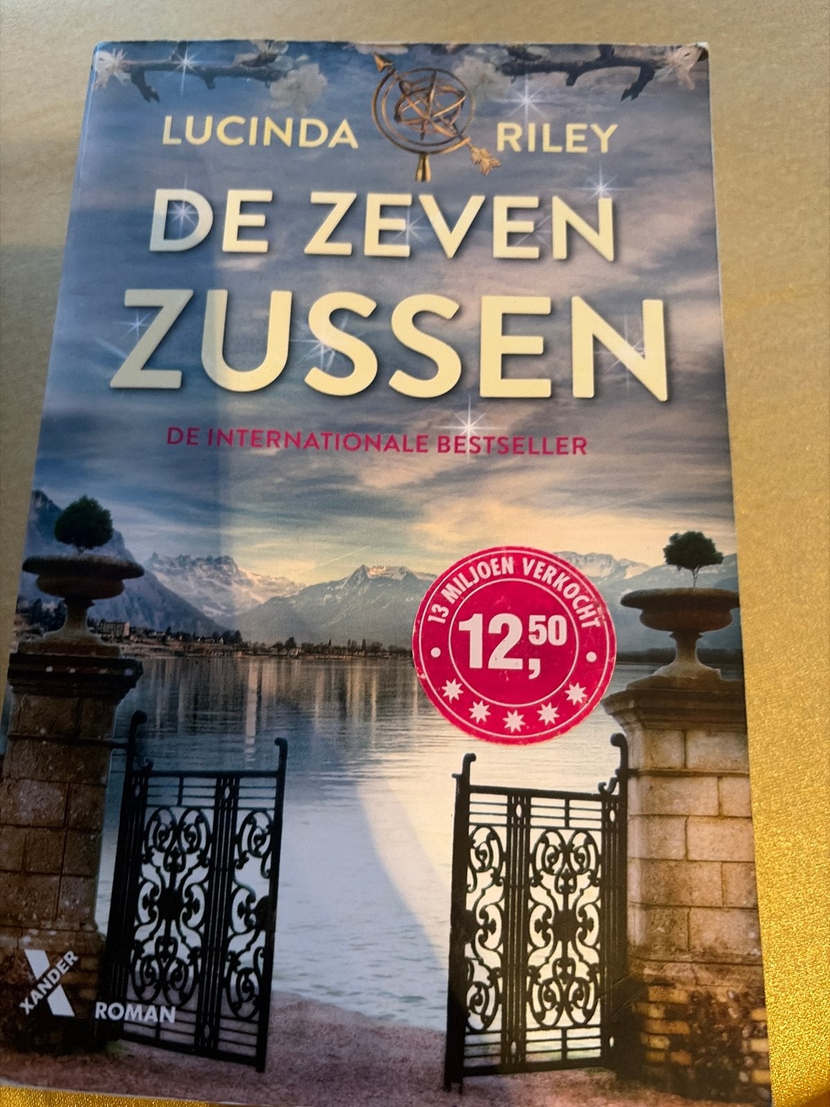De Zeven Zussen - Lucinda Riley - Internationale Bestseller, Ophalen of Verzenden, Gelezen, Nederland