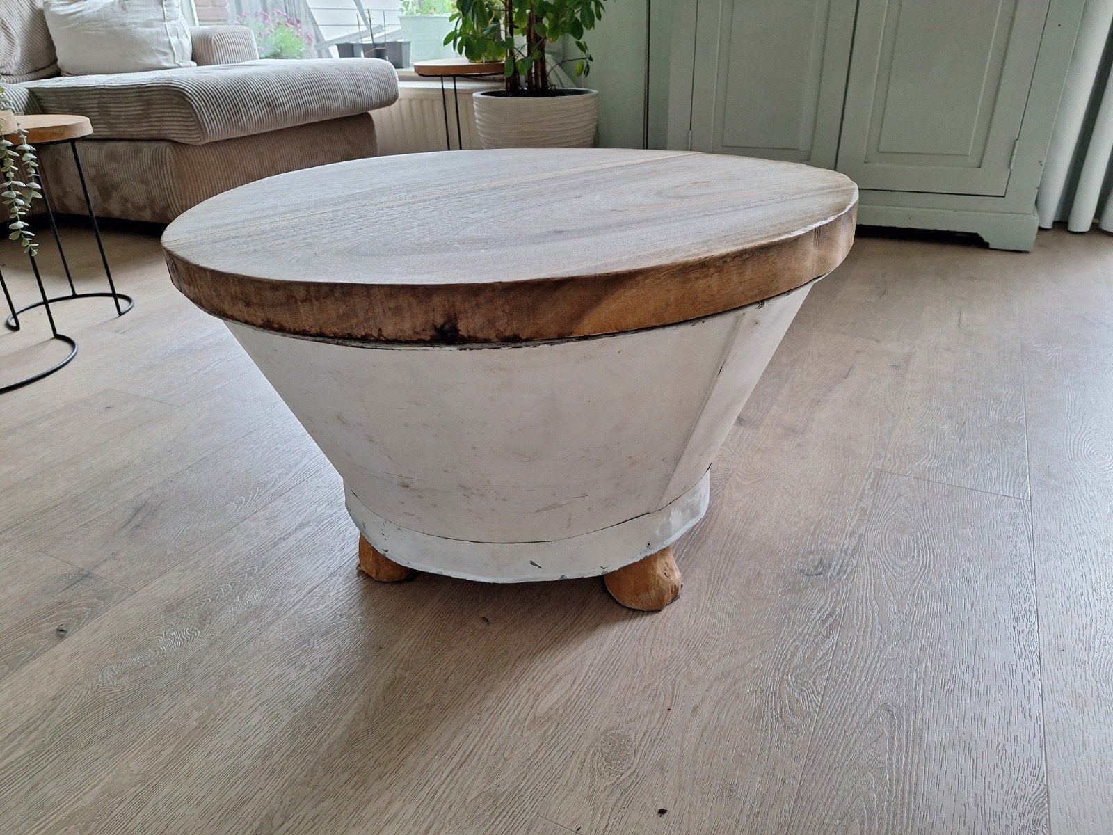 Salontafel van hout en wit metaal, Huis en Inrichting, Tafels | Salontafels, Ophalen, 50 tot 100 cm, Rond, 50 tot 100 cm