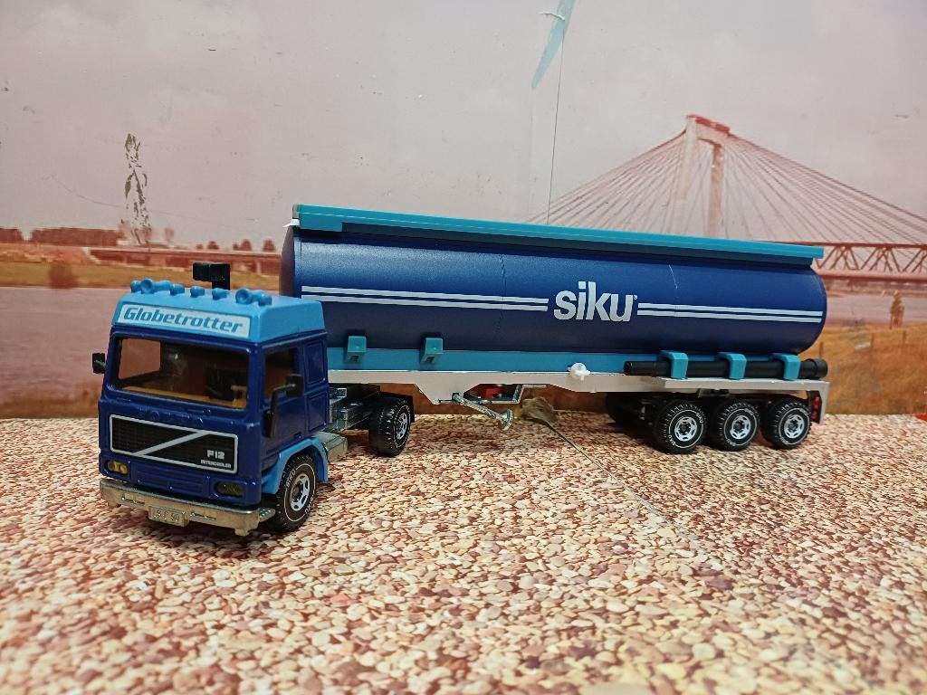 siku Volvo F12 Globetrotter met bulkoplegger, Ophalen of Verzenden, Zo goed als nieuw, Bus of Vrachtwagen, SIKU