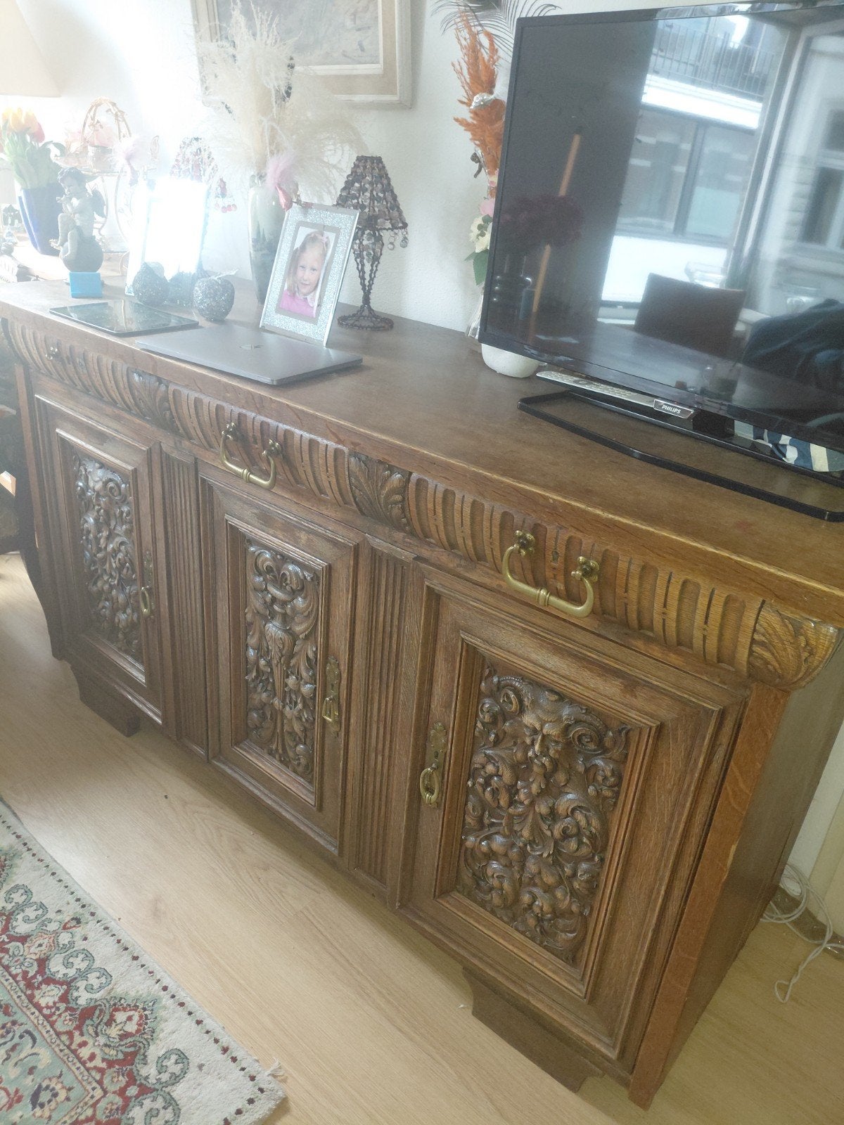 Antiek dressoir met sierlijk houtsnijwerk, Antiek en Kunst, Ophalen of Verzenden