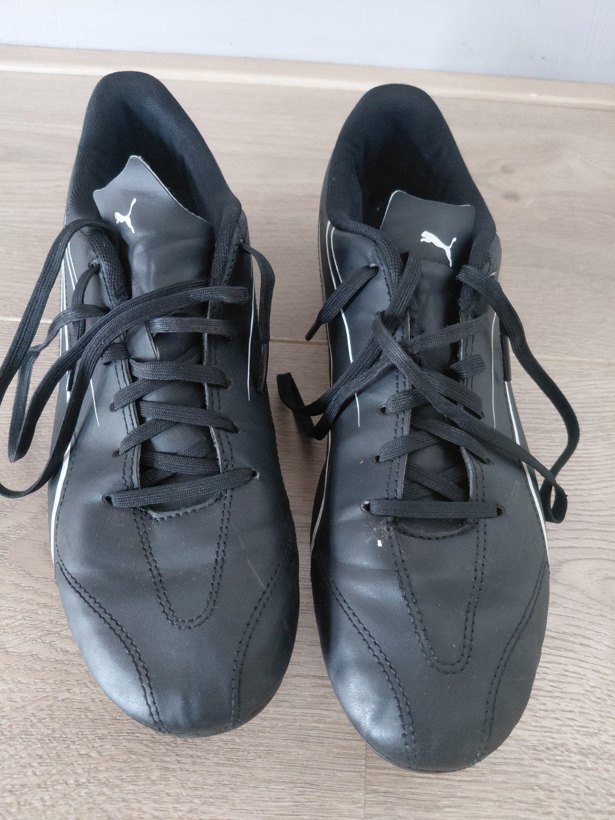 Puma voetbalschoenen maat 43 - Zwart met witte accenten, Sport en Fitness, Maat XS of kleiner, Ophalen, Zo goed als nieuw, Schoenen